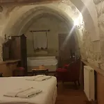 Hotel Has Cave
